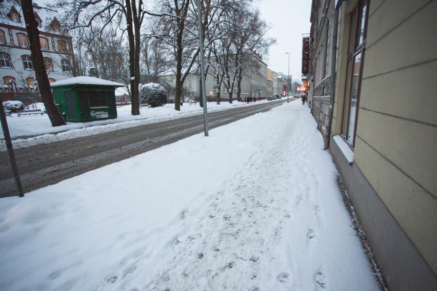 Intensywne opady śniegu. Trudne warunki na drogach w Słupsku