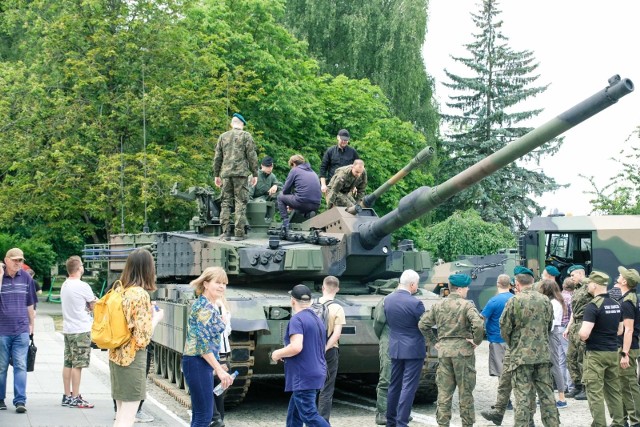 Piknik militarny przed Pałacem Branickich w Białymstoku (16.06) przyciągnął tłum zainteresowanych. Najmłodsi nie odmówili sobie możliwości wejścia na czołg lub przyjrzenia się z bliska broni wojskowej