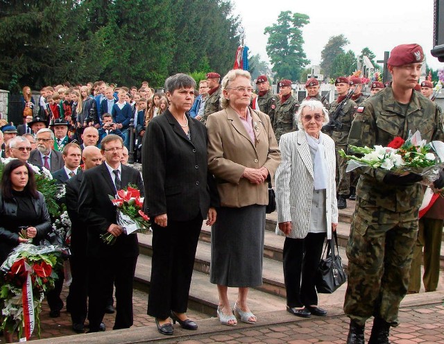 Wiązankę kwiatów składają delegacje z Pszczyny