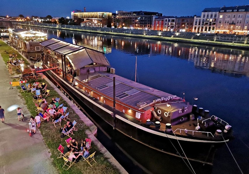 Kraków. Przepiękne Bulwary Wiślane wieczorową porą [ZDJĘCIA]