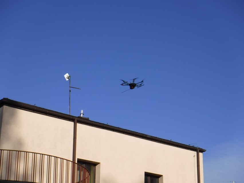 Pabianice. Strażnicy dronem wyłapują osoby, które palą w piecach śmieciami ZDJĘCIA