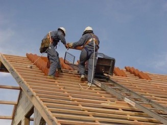 Bezpieczeństwo na dachu - zabezpieczenie pracy dekarza