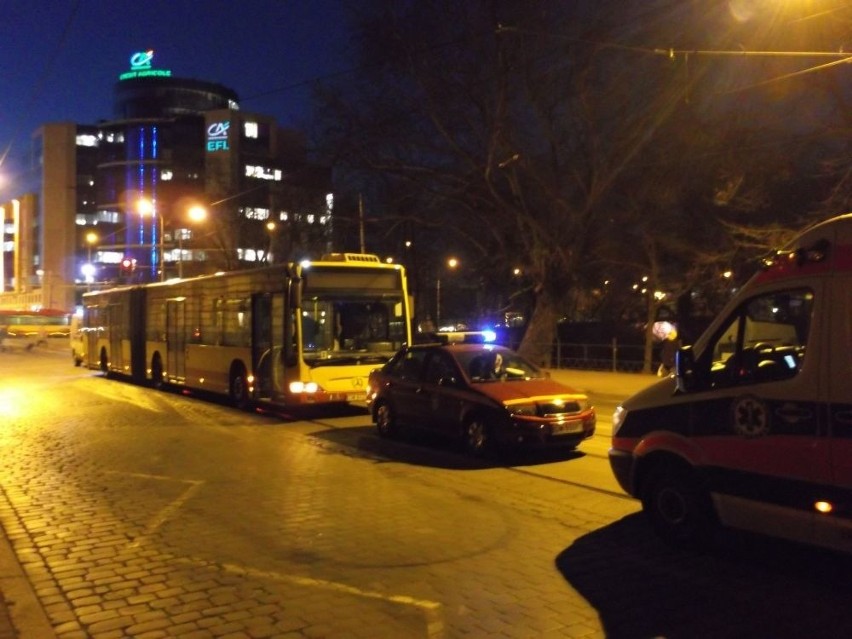 Wrocław: Pasażerka ranna po gwałtownym hamowaniu autobusu [ZDJĘCIA]