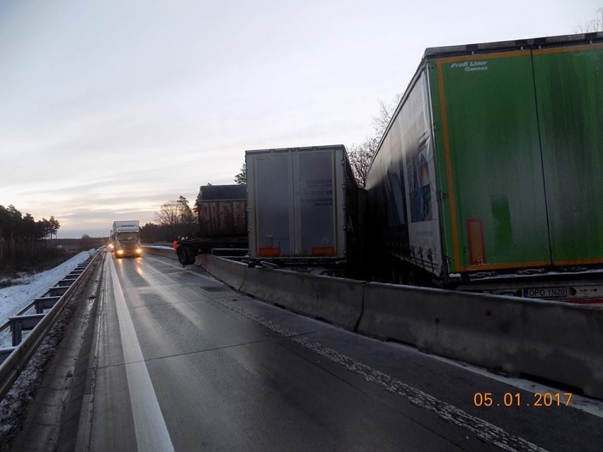Jadąca w kierunku Wrocławia ciężarówka wpadła w poślizg,...