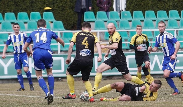 Gorzycka Stal (niebieskie stroje) wygrała kolejny test mecz przed ligą