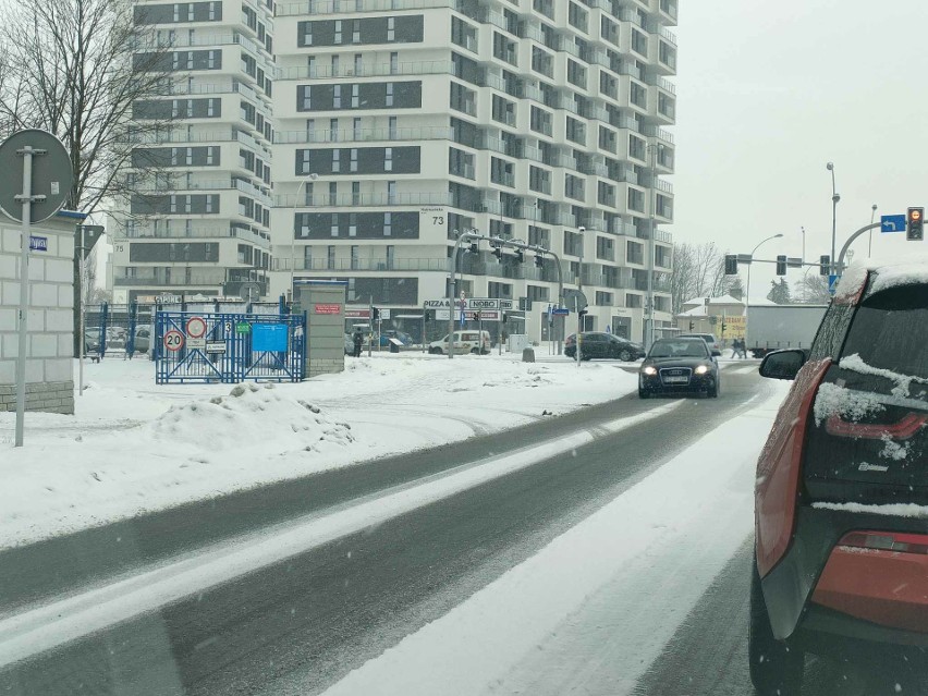 Trudne warunki do jazdy w Rzeszowie. Pada gęsty śnieg [ZDJĘCIA]