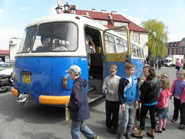 Poczciwy autobus "ogórek" wzbudził prawdziwą sensację wśród najmłodszych