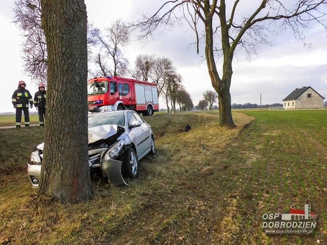 Do wypadku doszło we wtorek przed godz. 16.00 na drodze wojewódzkiej nr 901 między Dobrodzieniem a Bzionkowem. Na łuku drogi kierowca toyoty corolli zjechał pojazdem do rowu. Samochód uderzył w drzewo. Kierowca z pasażerką zostali zabrani przez karetkę do szpitala w Oleśnie. Na szczęście nie odnieśli poważniejszych obrażeń.