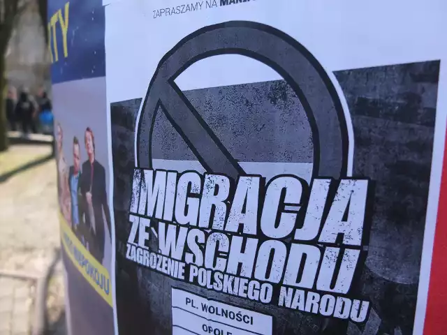 Działacze ONR plakaty zapraszające na wiec nakleili bezprawnie na miejskich słupach. Dodatkowo niedawno zmienili godzinę manifestacji. Być może dlatego część plakatów już została zerwana.