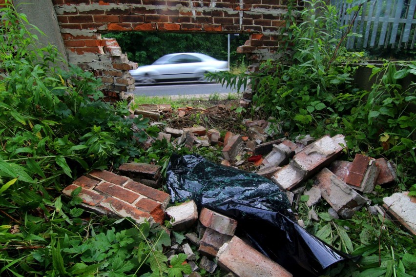 Wypadek na Kwidzyńskiej. Samochód uderzył w latarnię i mur
