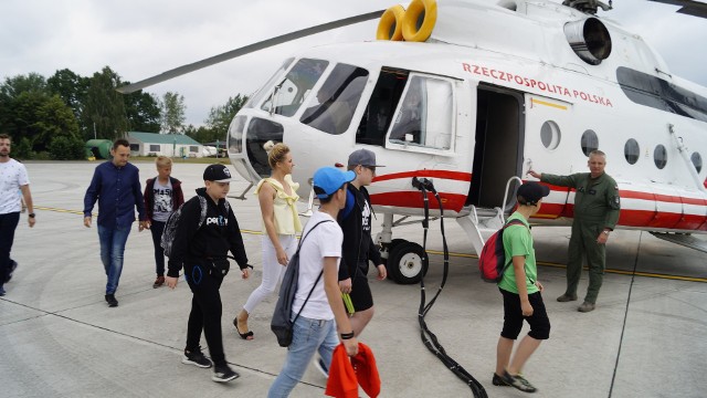 Piętnaście minut przed odlotem chłopcy z niecierpliwością przebierali nogami. Za chwilę mieli wsiąść do rządowego śmigłowca Mi-8, by po 1,5 godzinnym locie wysiąść na lądowisku w Gdańsku. Tam na młodych panów czeka moc atrakcji zorganizowanych przez białostocką fundację "Bajkowa Fabryka Nadziei". 