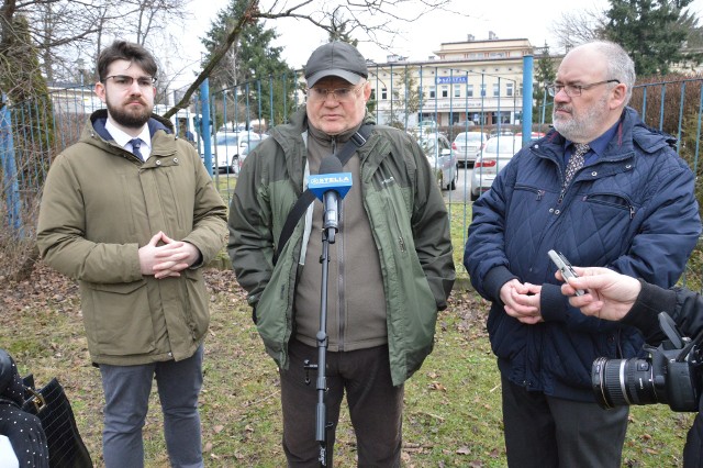 Na konferencji prasowej przed szpitalem od lewej Kamil Maciejak, Andrzej Szlęzak i Artur Burak