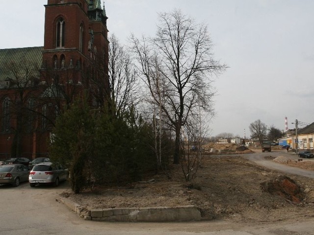 Ogrodzenie wokół kościoła Świętego Krzyża zostało zdjęte i teren zajęty pod budowę węzła "Żelazna&#8221;, a parafia od roku czeka na wypłatę odszkodowania.