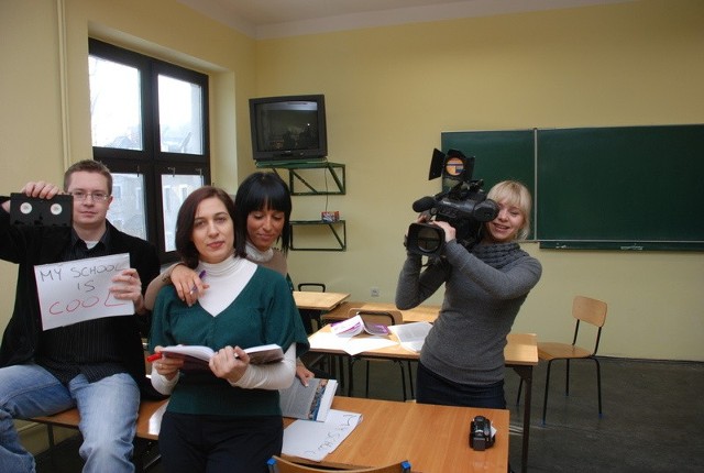 - Filmik może zostać nakręcony kamerą, aparatem fotograficznym, a nawet komórką i będzie go można udoskonalać komputerowo. Liczy się kreatywność - mówią pracownicy uczelni.