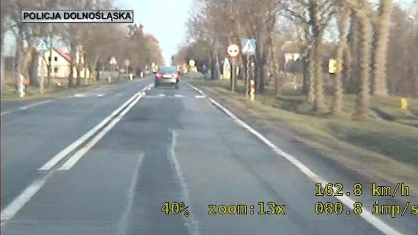 W terenie zabudowanym pędził 153 km/h [FILM]    