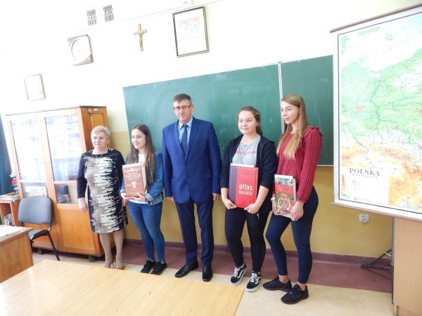 Wójt Gminy Potworów Marek Klimek (w środku) wręczył zwycięzcom nagrody książkowe i gratulował zdobytej wiedzy.