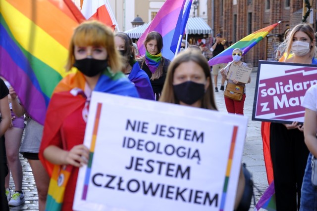 Pod pomnikiem Kopernika już po raz drugi w tym tygodniu odbył się wiec solidarności z zatrzymanymi w Warszawie aktywistami LGBT. W Toruniu protest przebiegał spokojnie. Przybyli na Rynek Staromiejski wysłuchali krótkich przemówień, skandowali hasła przeciwko dyskryminacji i przeszli w pochodzie wokół Ratusza.