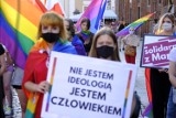 Protest środowisk LGBT pod pomnikiem Kopernika w Toruniu [zdjęcia]