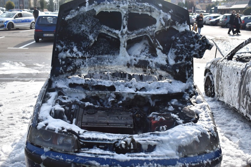 Pożar samochodów osobowych na parkingu w Olkuszu