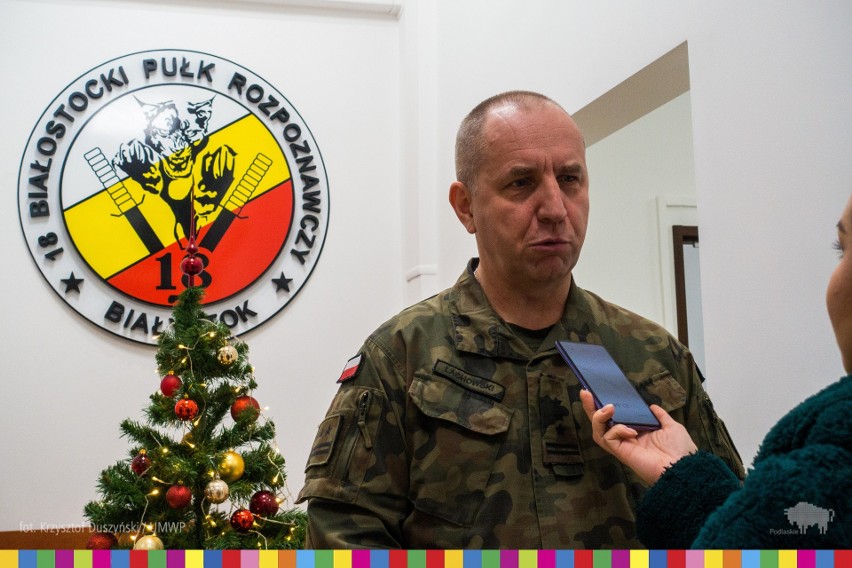 Przekazano kolejne świąteczne paczki dla żołnierzy
