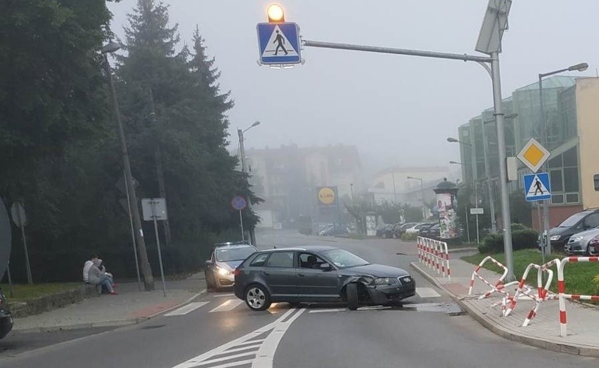 Bochnia. Pijany 28-latek wjechał w bariery obok basenu i przejścia dla pieszych