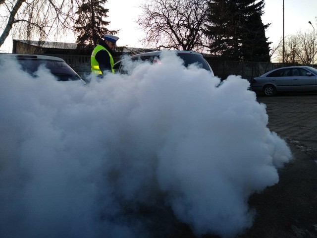 W czwartek rano na ulicy Wichrowej poznańska drogówka zatrzymała samochód, który ledwie był widoczny zza chmury spalinowego dymu. Zobacz więcej ---->