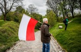Flagi z polskimi barwami narodowymi dumnie łopocą w podmuchach majowego wiatru. Ale jeszcze stosunkowo niedawno... 