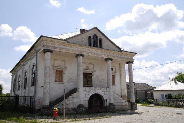 Dobrze zachowana synagoga w Klimontowie. Przed laty około połowy mieszkańców stanowiła ludność żydowska.