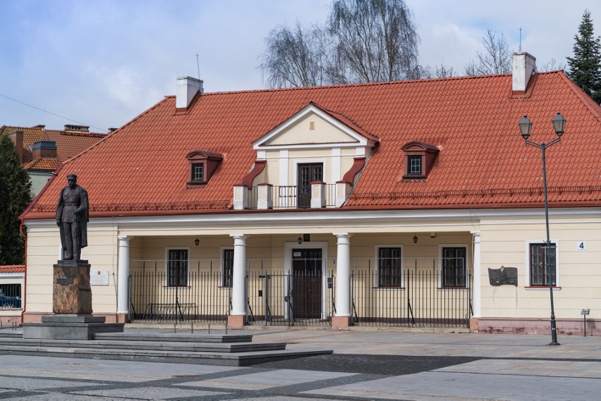 Siedziba Galerii im. Sleńdzińskich przy Rynku Kościuszki 4....