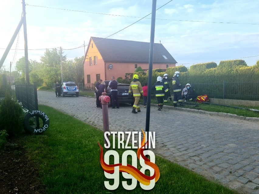 Pościg i przechodnie odskakujący przed uciekającym policji autem