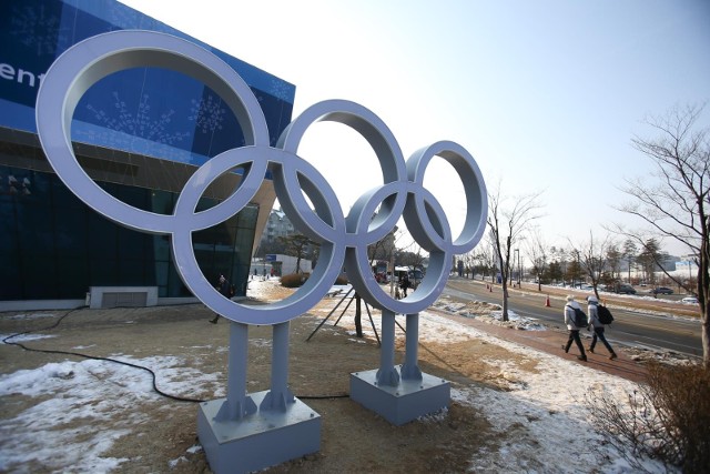 09.02.2018 korea poludniowapyeongchang pjongczangzimowe igrzyskaflaga skocznia olimpijskie kola znak maskotka gazeta wroclawskapawel relikowski / polska press