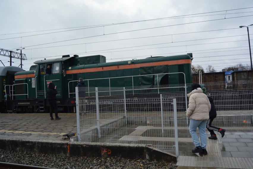 Ostrołęka. Pociąg retro przyjechał do Ostrołęki. Zobaczcie, jak wyglądał. 25.02.2023