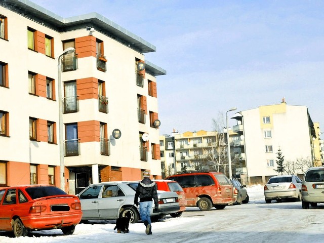 Na ulicy Olsztyńskiej obok siebie stoją bloki socjalne i komunalne.