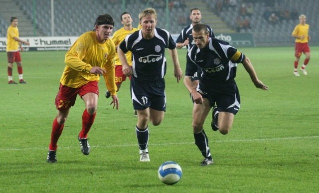 Jesienią Korona pokonała Dolcana w Kielcach 1:0, a gola w 68 minucie strzelił Jacek Kiełb (z lewej).