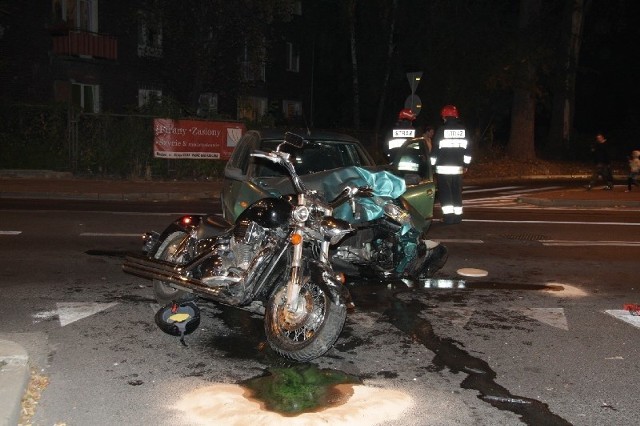 Ranna ciężarna kobieta i motocyklista &#8211; tragiczny efekt wypadku, jaki miał miejsce w czwartek w Radomiu.