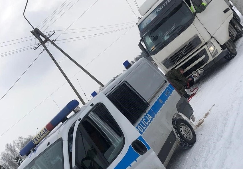 Błędnica. Policjant i żołnierz WOT pomogli kierowcy ciężarówki, który nie mógł ruszyć na zaśnieżonej drodze