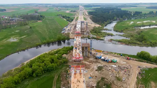 Najważniejszym elementem obwodnicy Łomży w ciągu drogi S61 jest  most nad całą doliną Narwi, o długości przeszło 1200 metrów.