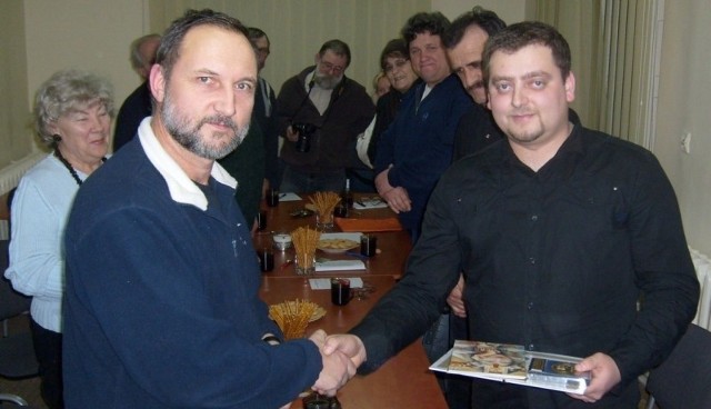 Wojciech Pasek, prezes koneckiego PTTK wręczył medal Mateuszowi Kamodzie