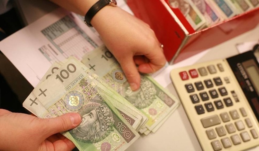 Średnio o 800 złotych wzrosły od 1 stycznia pensje...