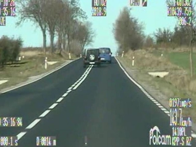 Jechał ponad 140 km/h i wyprzedzał na wzniesieniu (WIDEO)