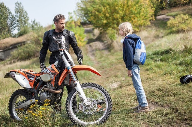 Krzysiek dowie się w końcu, kto jest jego tatą? (fot. AplusC)