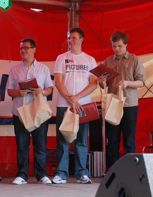 Laureaci konkursu odebrali nagrody podczas Opolskiego Festiwalu Nauki. Od lewej: Kamil Burski (I miejsce), Piotr Pezdek (III miejsce) i Bartek Dybek (II miejsce).