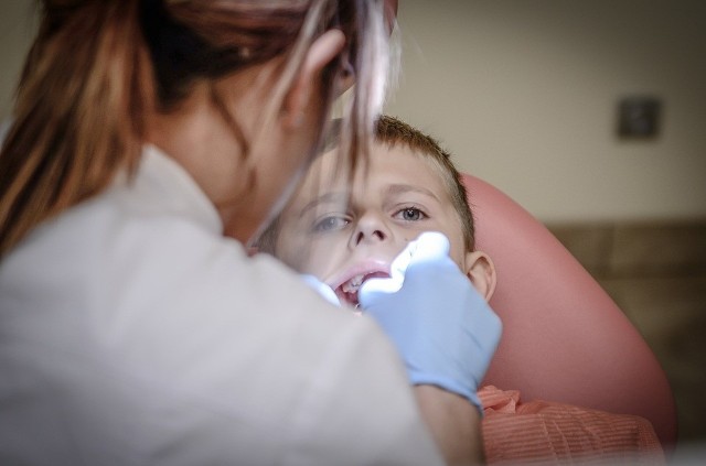 Młodzież z Zespołów Szkół w Prószkowie i Ozimku będzie korzystać z gabinetów stomatologicznych, pozostałych odwiedzi dentonus.