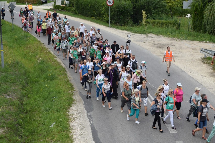 Uczestnicy 41. Kieleckiej Pieszej Pielgrzymki na Jasną Górę mają za sobą pierwszy dzień pielgrzymowania do Częstochowy. Zobaczcie zdjęcia