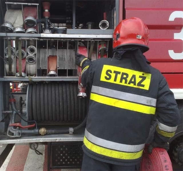 Straż pożarna ze Szczecinka gasiła pożar w bloku mieszkalnym.