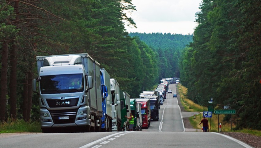 Bobrowniki. Około 20 km kolejki tirów przed polsko-białoruskim przejęciem granicznym [ZDJĘCIA][VIDEO]