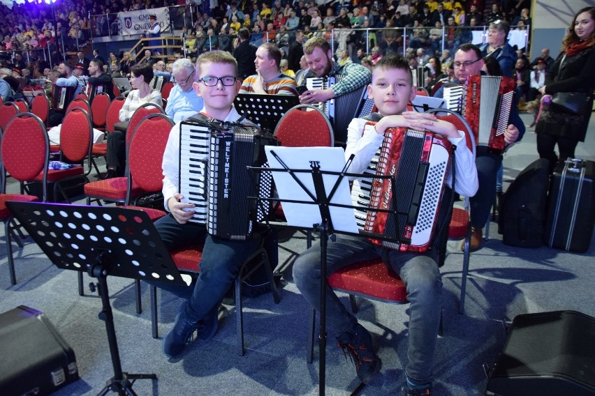 Próba bicia rekordu Polski w jednoczesnej grze na akordeonach w Gniewinie
