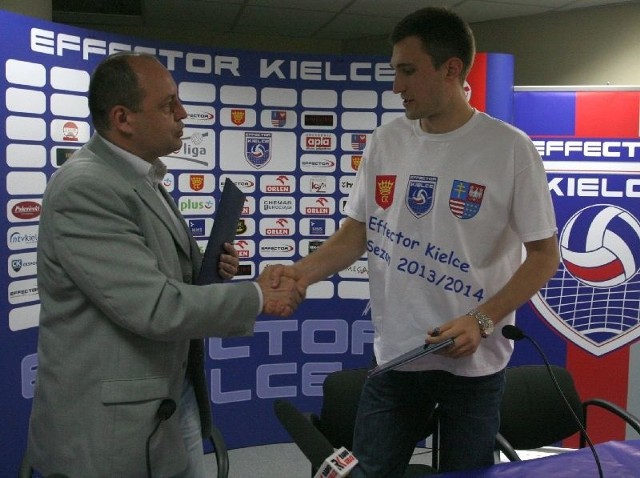 Łukasz Polański chwilę po podpisaniu kontraktu z prezesem Effectora Kielce Jackiem Sękiem.