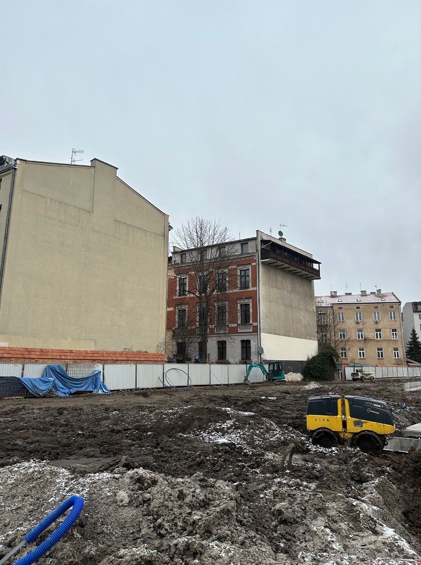 Kraków. Park przy Karmelickiej. Wysiewali trawę, teraz ryją w ziemi i kładą beton