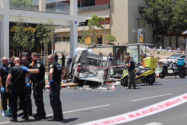 Na miejscu tragedii w Tel Awiwie wciąż pracuja izraelskie służby.